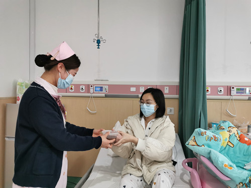 送粥現(xiàn)場(chǎng)_副本.jpg