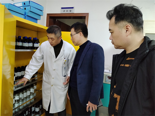 林院長(zhǎng)檢查?；穼Ｓ脙?chǔ)存柜管理情況.jpg