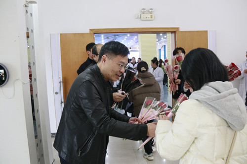 男性黨員送花3_副本.jpg